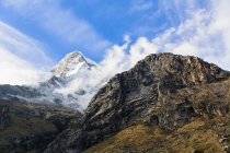 Peru, Andes, Parque Nacional Huascaran, Vista panorâmica das montanhas e pico coberto de neve — Fotografia de Stock