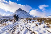 Großbritannien, Schottland, Glencoe, Buachaille etive mor, männliche und weibliche Wanderer — Stockfoto