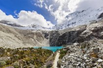 Sud America, Perù, Ande, Parco nazionale Huascaran, Cordigliera Blanca, Paesaggio montano panoramico con vista lago turchese — Foto stock