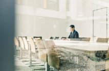Porträt einer reifen Geschäftsfrau am Konferenztisch — Stockfoto