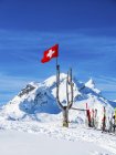 Зимние горы с флагом Швейцарии — стоковое фото