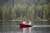 Молода пара в гребні човен на озері — стокове фото