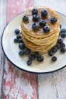 Frittelle con mirtilli e sciroppo d'acero — Foto stock