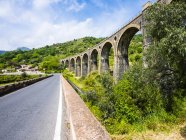 Italien, sizilien, messina region, san cataldo, historische eisenbahnbrücke — Stockfoto