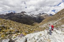 Pérou, Andes, Cordillère Blanca, Parc national de Huascaran, touriste sur le sentier de randonnée avec vue sur Nevado Yanapaccha — Photo de stock