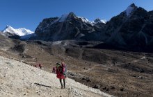 Nepal, Himalaya, Khumbu, Everest Region, Männer klettern in den Bergen — Stockfoto