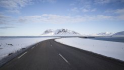 Vista de estrada vazia e neve durante o dia — Fotografia de Stock