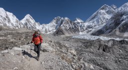 Femme marchant au camp de base de l'Everest le jour — Photo de stock