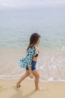 Portrait de femme en bikini marchant sur la plage — Photo de stock