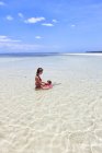 Tansania, Sansibar, Kwale, Mutter und kleine Tochter entspannen sich im Ozean — Stock Photo