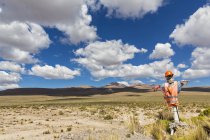 Pérou, La Reserva Nacional Salinas y Aguada Blanca, figure humaine au bord de la route en face du paysage volcanique — Photo de stock