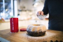 Torta anello guarnitura mano maschile in cucina — Foto stock