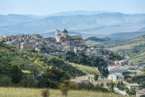 Veduta della piccola città sulla collina, Italia — Foto stock
