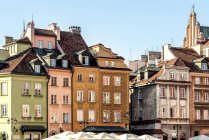 Pologne, Varsovie, bâtiments traditionnels colorés dans la vieille ville — Photo de stock