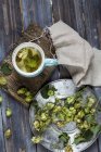 Tè hopfen in tazza — Stock Photo