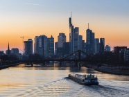 Distrito financeiro de Frankfurt am Main paisagem urbana e barco à luz do sol, Alemanha, Europa — Fotografia de Stock