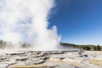 États-Unis, États-Unis d'Amérique, Wyoming, Montana, Idaho, Yellowstone National Park, Lower Geyser Basin, Firehole Lake Drive, Great Fountain Geysir — Photo de stock
