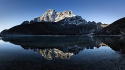 Vista della montagna e del lago a piedi durante il giorno — Foto stock