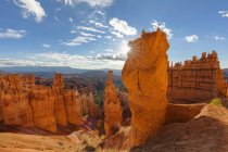 США, штат Юта, Каньйон Брайс, Тор молоток і hoodoos в амфітеатрі при сходом сонця — стокове фото
