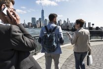 EE.UU., colegas caminando en Nueva Jersey, frente al mar con vistas a Manhattan — Stock Photo
