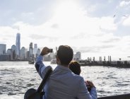 États-Unis, New York, New Jersey, Adultes au bord de l'eau prenant des photos Paysage urbain de Manhattan — Photo de stock