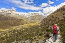 Pérou, Andes, Cordillère Blanca, Parc national de Huascaran, touristique sur le sentier de randonnée avec vue sur Nevado Huascaran et Nevado Yanapaccha — Photo de stock