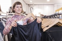 Retrato de mujer adulta mediana en tienda de segunda mano - foto de stock