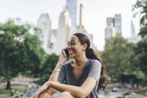 Porträt einer Frau mit Smartphone im Park — Stockfoto