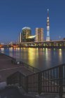 Japon, Tokyo, Asakusa, vue sur la rivière Sumida jusqu'au Skytree — Photo de stock