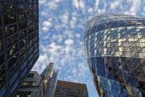 Reino Unido, Londres, famoso The Gherkin entre arranha-céus — Fotografia de Stock