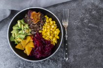 Pranzo con quinoa rossa e verdure — Foto stock