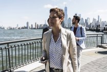EE.UU., colegas caminando en Nueva Jersey, frente al mar con vistas a Manhattan — Stock Photo