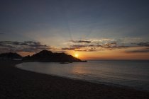 Іспанія, узбережжя Коста-Брава, місто Бланес, Схід сонця в Середземному морі, Sabanell пляж і Sa Palomera рок — стокове фото