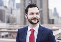 США, Нью-Йорк, Бруклінський міст, портрет Молодий підприємець дивлячись сторону — стокове фото