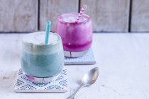Latte azzurro e latte di barbabietola — Foto stock