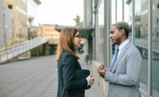 Junge Geschäftsfrau und Geschäftsfrau im Gespräch vor Bürogebäude — Stockfoto
