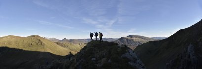 Nepal, Himalaya, Khumbu, regione dell'Everest. Tre escursionisti che camminano sul sentiero — Foto stock