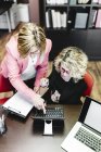 Due donne d'affari che utilizzano il computer portatile alla scrivania in ufficio — Foto stock