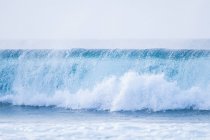 Grande vague d'eau de mer pendant la journée — Photo de stock