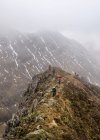 Nepal, Himalaya, Khumbu, regione dell'Everest. Trekkers a piedi sul sentiero di montagna — Foto stock