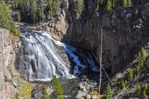 Yellowstone parque nacional e vista aérea de quedas de gibão — Fotografia de Stock