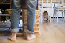 Padre in piedi e bambino strisciare in cucina — Foto stock