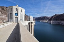 Estados Unidos, Nevada, Arizona, Lake Mead, Colorado River, Hoover Dam, exterior de la torre del reloj - foto de stock