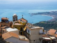 Italia, Sicilia, Castelmola, centro storico alla baia di Giardini Naxos — Foto stock