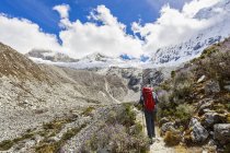 Pérou, Andes, Cordillère Blanca, Parc National de Huascaran, touriste sur le sentier de randonnée avec vue sur Nevado Chacraraju — Photo de stock