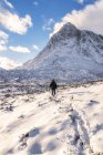 Uk, schottland, glencoe, buachaille etive mor, wanderin in den bergen — Stockfoto
