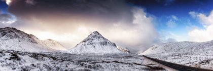 A92 road, Glencoe, Scozia, Regno Unito. e vista della vetta sotto le nuvole — Foto stock