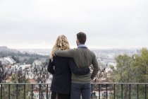 Spagna, Madrid, coppia che guarda la città — Foto stock