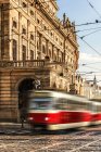 Checoslováquia, Praga, eléctrico de condução em frente ao edifício tradicional — Fotografia de Stock