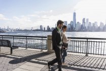 EE.UU., colegas caminando en Nueva Jersey, frente al mar con vistas a Manhattan — Stock Photo